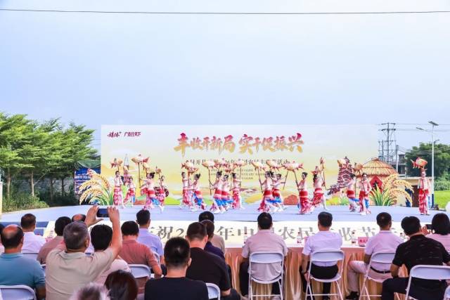 市级非遗鲤鱼灯舞率先起舞,灵动舞姿寄托年年有余、鲤鱼跃龙门的朴素愿景。 市级非遗鲤鱼灯舞率先起舞,灵动舞姿寄托年年有余、鲤鱼跃龙门的朴素愿景。