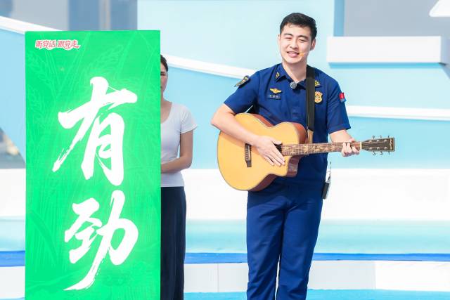 由浩杞弹唱上场,将“有劲”的驻村故事娓娓道来。主办方供图 由浩杞弹唱上场,将“有劲”的驻村故事娓娓道来。主办方供图