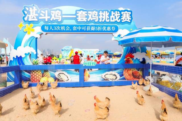 集市上,湛江鸡套鸡挑战赛趣味十足。 集市上,湛江鸡套鸡挑战赛趣味十足。
