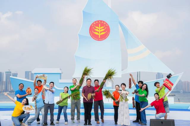 三位新农人分享丰收喜悦。 三位新农人分享丰收喜悦。