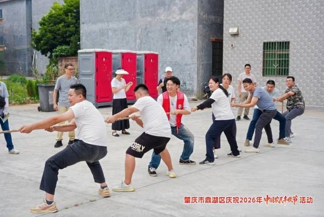 热闹的农民拔河团体活动,力量与呐喊中展现群众拼搏向上的精神风貌。 热闹的农民拔河团体活动,力量与呐喊中展现群众拼搏向上的精神风貌。