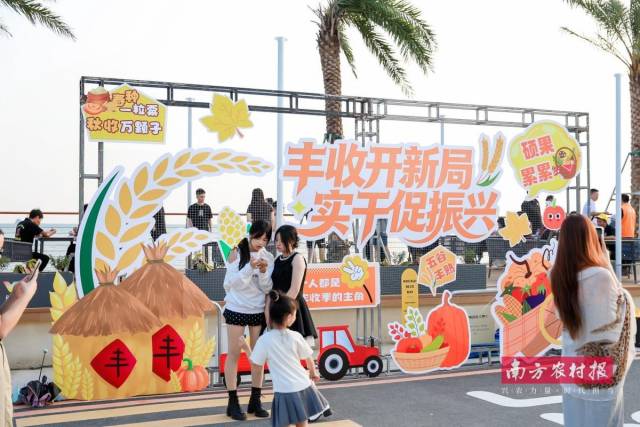 农民与市民游客相聚海边,赶大集、看展演、话丰收。 农民与市民游客相聚海边,赶大集、看展演、话丰收。