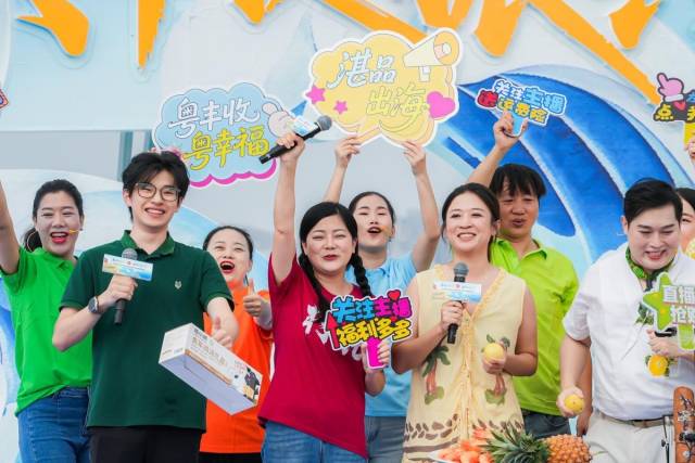 新农人主播携手中老年模特队上演的“粤味出圈·乡土好物秀”。 新农人主播携手中老年模特队上演的“粤味出圈·乡土好物秀”。