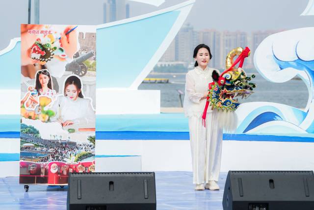 崔娴娴手持狮头,讲述“借着光,发着光”的乡村运营故事。主办方供图 崔娴娴手持狮头,讲述“借着光,发着光”的乡村运营故事。主办方供图