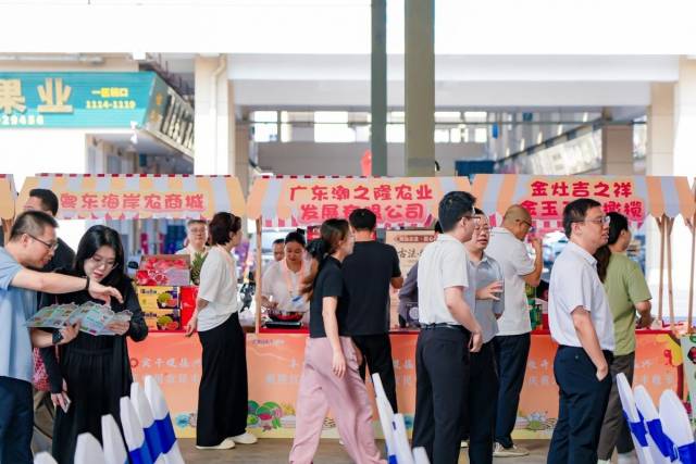 前来观展采购的市民游客络绎不绝,近距离感受潮阳的丰收成果。 前来观展采购的市民游客络绎不绝,近距离感受潮阳的丰收成果。
