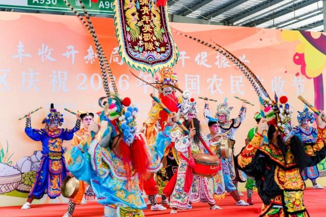 在汕头潮阳,热烈欢腾的英歌舞表演为丰收节活动拉开序幕。 在汕头潮阳,热烈欢腾的英歌舞表演为丰收节活动拉开序幕。