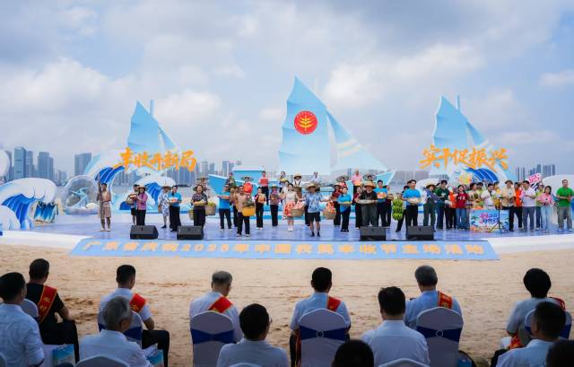 活动主会场,农民共话丰收。 活动主会场,农民共话丰收。