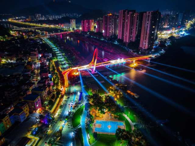 彩虹桥公园,配合丰收节活动亮灯。 彩虹桥公园,配合丰收节活动亮灯。