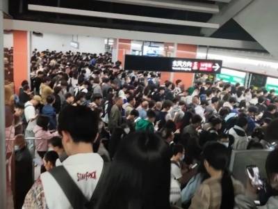 网友发帖：广州地铁挤爆了！官方提醒：多个站点限流