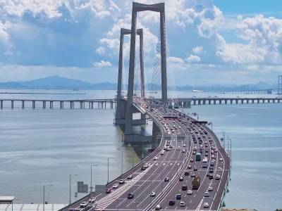 中秋假期前一天，广东高速公路车流量超964万车次