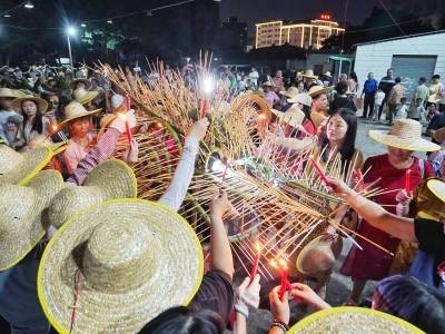 中秋夜，佛山禅城张槎火龙蜿蜒起舞