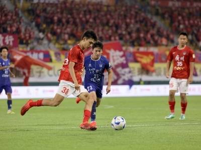 粤超半决赛首回合开打，广州队1比1战平深圳队