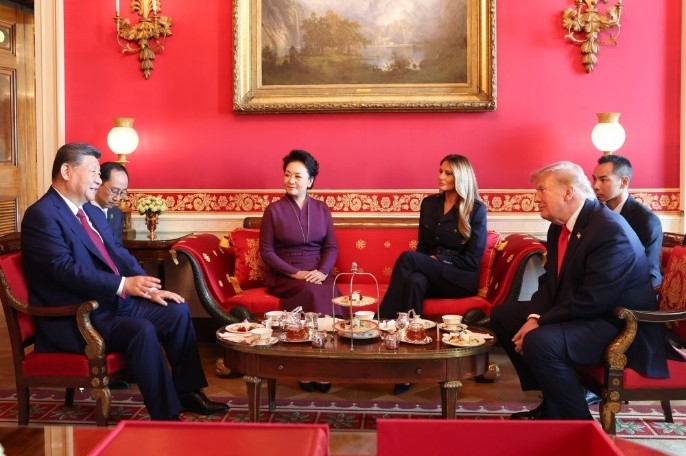 习近平和彭丽媛同美国总统特朗普夫妇茶叙
