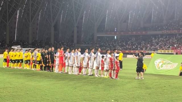 月满绿茵场，歌声震云霄！粤超半决赛全场齐唱国歌