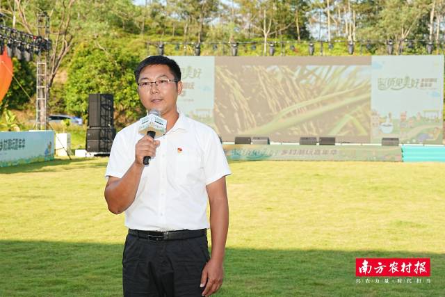 陈奭荣动情讲述新农人的梦想。 陈奭荣动情讲述新农人的梦想。