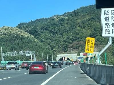 中秋假期次日广东高速车流超740万车次，今迎返程高峰