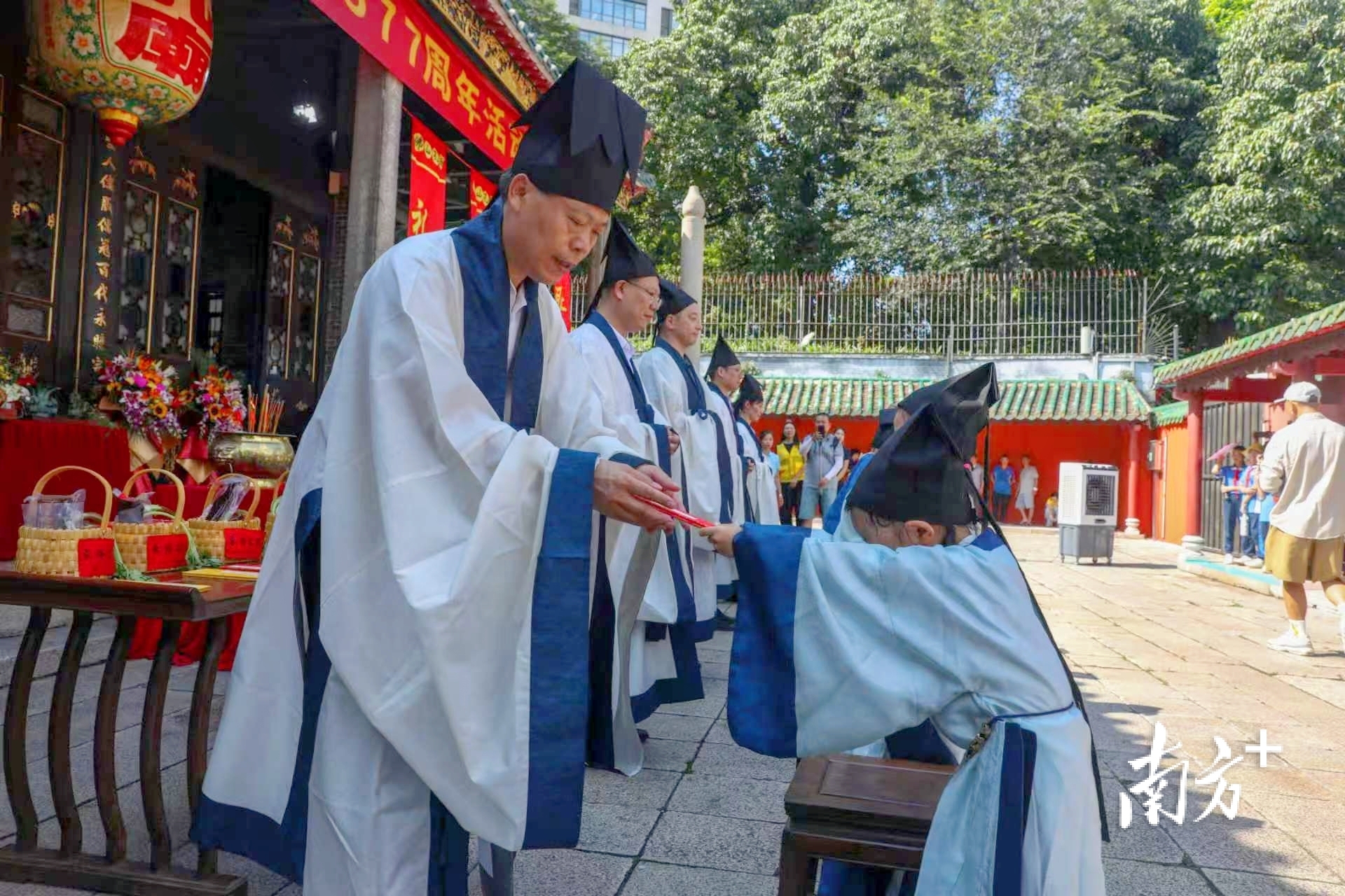 学童将承载着美好寓意的束脩六礼敬献给佛山市内多所学校的名师代表。 主办方提供 学童将承载着美好寓意的束脩六礼敬献给佛山市内多所学校的名师代表。 主办方提供