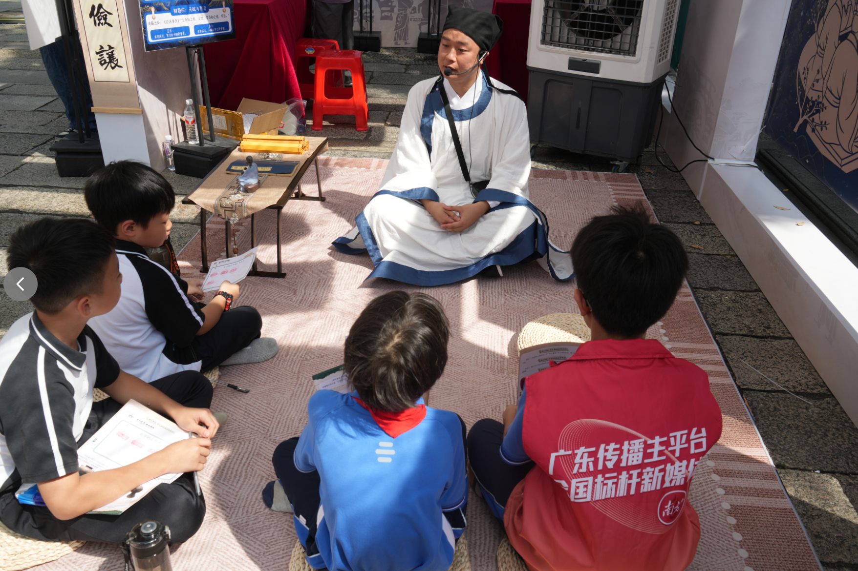 青少年在“夫子学堂”进行思辨交锋。 朱启荣摄 青少年在“夫子学堂”进行思辨交锋。 朱启荣摄