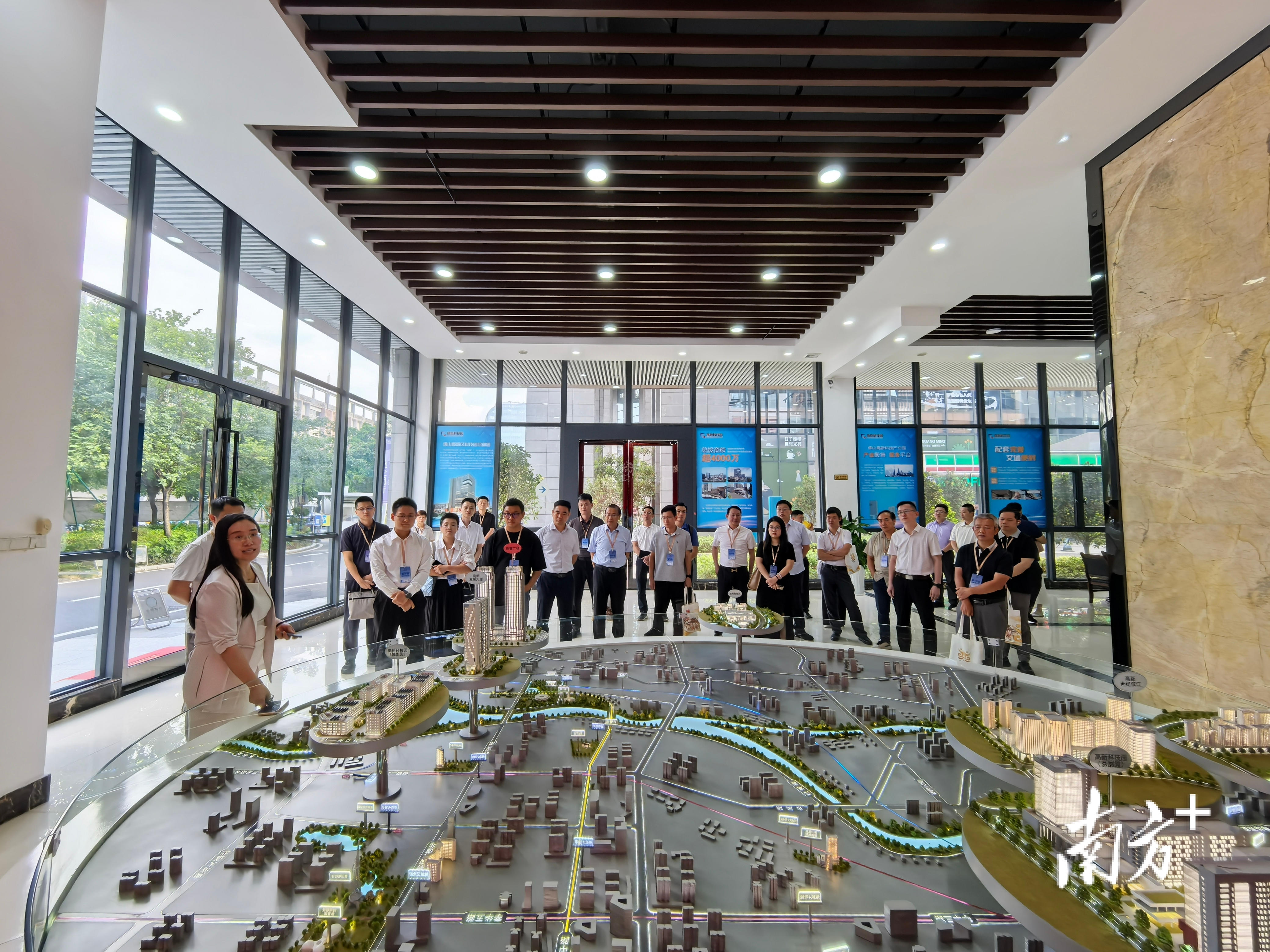 观摩团走进佛山高新科技园(总部园)。 观摩团走进佛山高新科技园(总部园)。