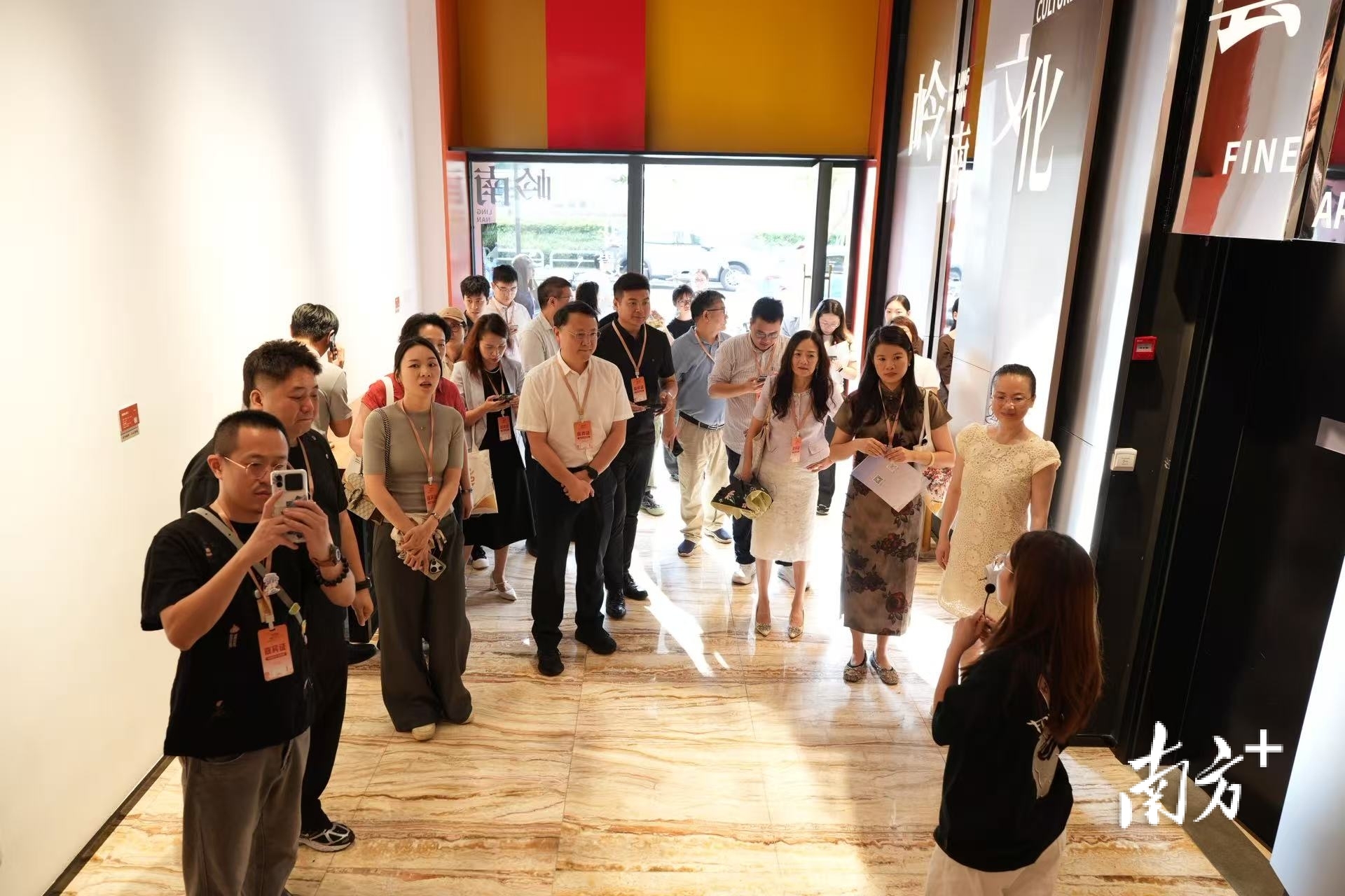 观摩团参观调研岭南文化创新展示中心。 观摩团参观调研岭南文化创新展示中心。