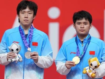 林诗栋的突破，王楚钦的坚守，“头哥”这个动作让人心疼