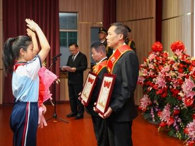 危急时刻挺身而出，广东向2名烈士遗属颁授《烈士光荣证》