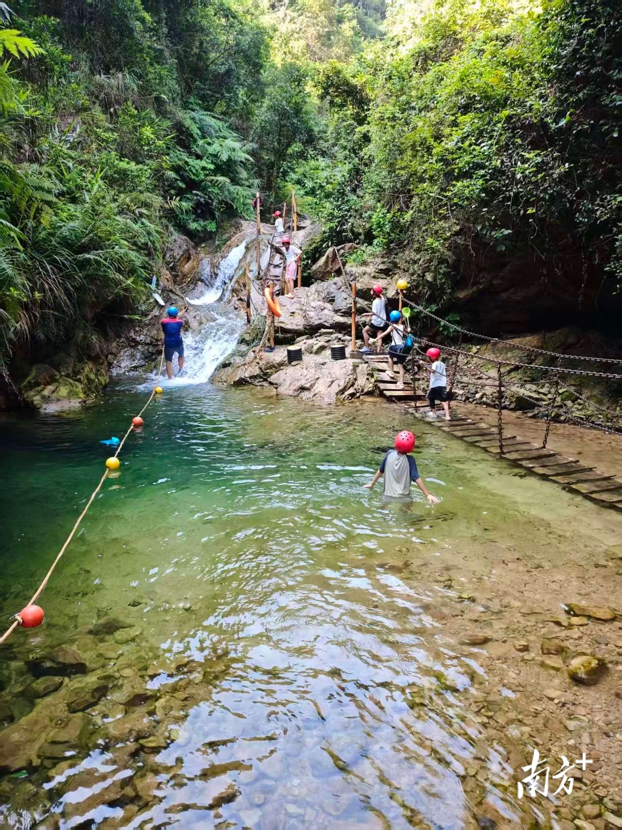 南海湾溯溪。 南海湾溯溪。