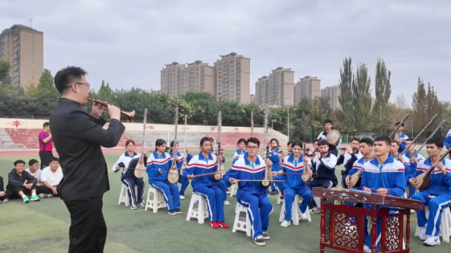 深圳唢呐艺术家与喀什学生共奏《好汉歌》