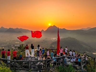 人潮点燃景区，假日狂欢正酣 | 南方+拍客精选