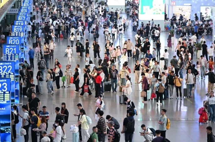 “广州南站不语，只是一味发车”，冲上热搜