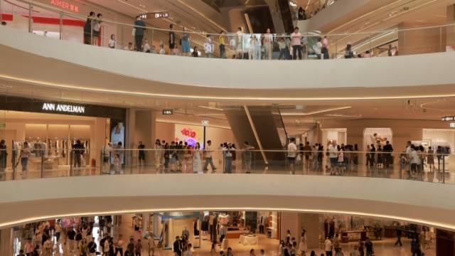 国庆假期第五天仍火爆，白鹅潭万象城成广州打卡热门地