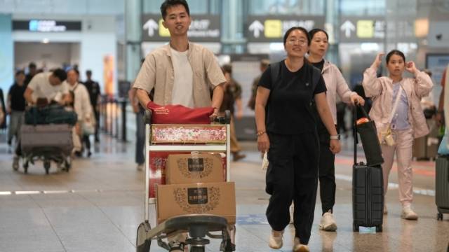 国庆长假最后一天，广州白云机场迎来返程高峰