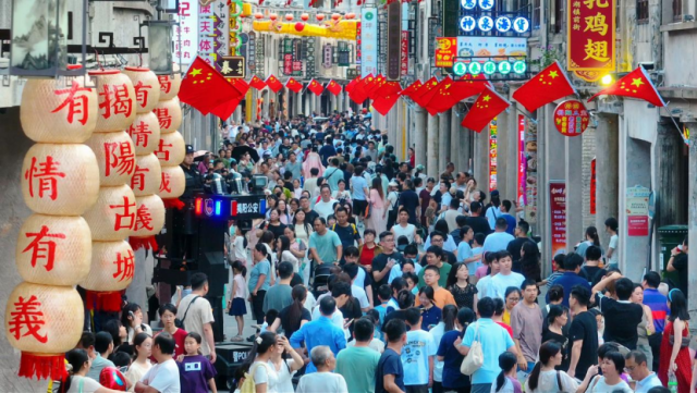 国庆期间，揭阳古城人流如织（揭阳日报 杨小琪摄）