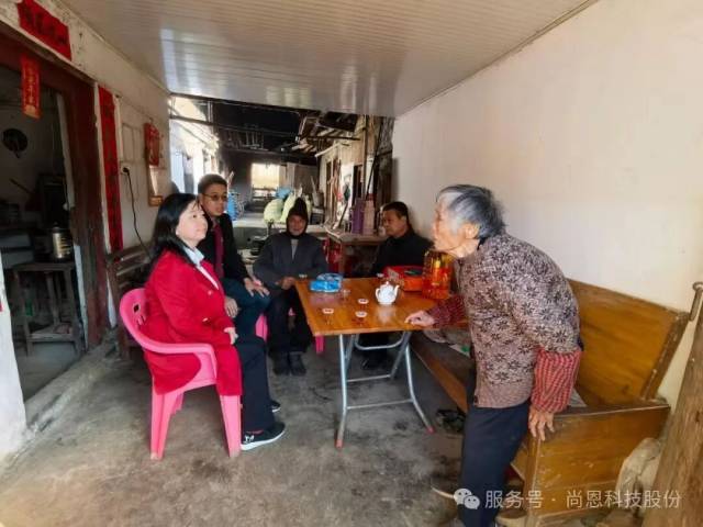 走进老党员家中走访慰问