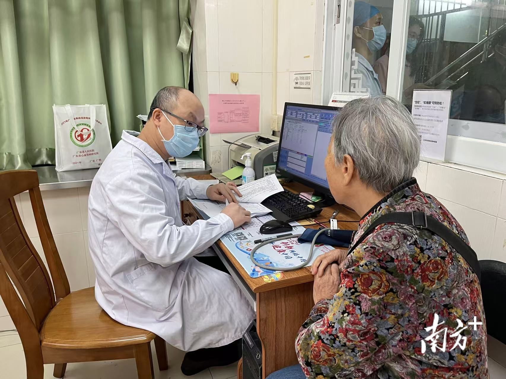 自紧密型健共体实施以来,顺德全区参保人次均门诊自付费用占比下降19个百分点。 受访者 供图 自紧密型健共体实施以来,顺德全区参保人次均门诊自付费用占比下降19个百分点。 受访者 供图