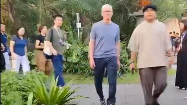 库克现身广州兰圃，频频和年轻人交流