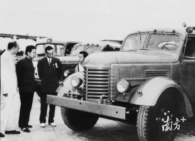1957年第2届广交会上，解放牌汽车第一次出口。资料图片