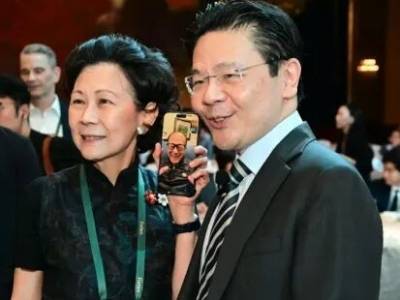 98岁李嘉诚最新近照曝光，与新加坡总理黄循财“隔空”合影
