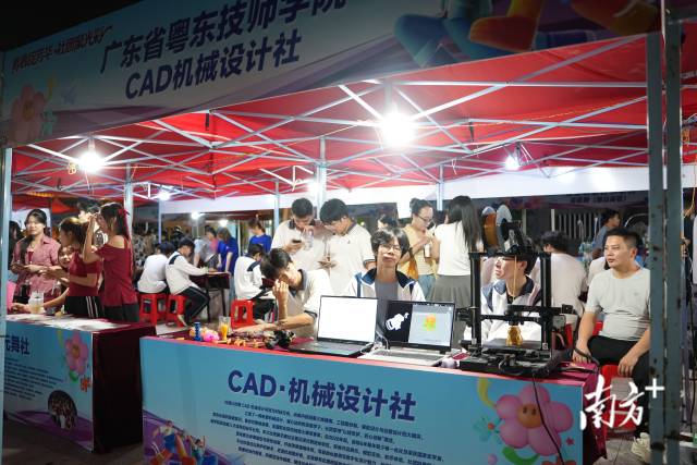 高校社团现场展示3d打印。 南方+ 彭深 拍摄