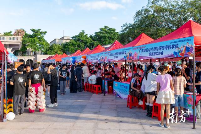 来自不同学校的学生社团摊位前,吸引各位青年学生交流。 受访者供图 来自不同学校的学生社团摊位前,吸引各位青年学生交流。 受访者供图