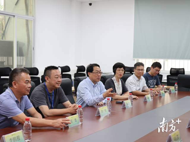 粤芯总裁陈卫莅临汕头物理系座谈交流。 受访者 供图 粤芯总裁陈卫莅临汕头物理系座谈交流。 受访者 供图