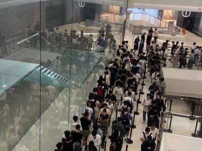 记者实探iPhone Duo开售：黄牛加价3000元起，直营店提货40分钟